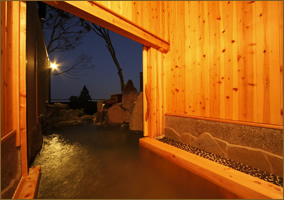 内湯の仕切を上げると露天と繋がっております